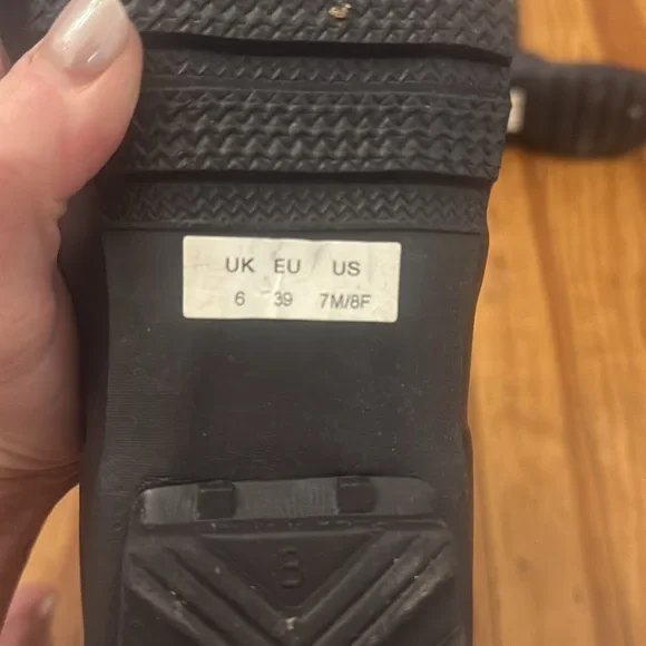 Dark purple hunter tall rain boots size 8, excellent condition - Picture 9 of 9